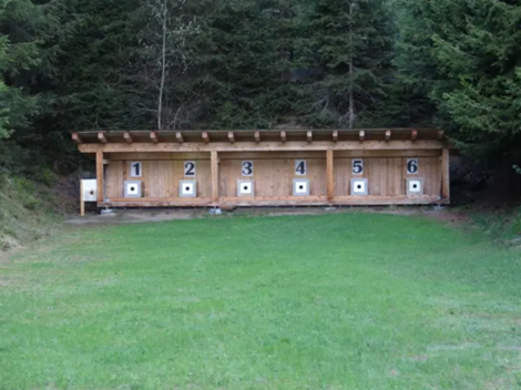A shooting range in the woods with six target boards. The area is green and surrounded by trees. | © felis.maurice@vol.at