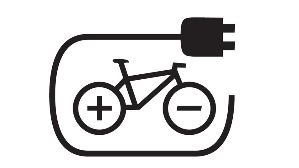 Ein Symbol für ein Elektrofahrrad mit einem Ladeanschluss. Es zeigt ein Fahrrad mit einem Plus- und Minuszeichen sowie einem Kabel.