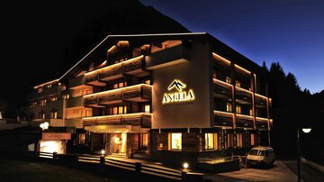Angela bei Nacht